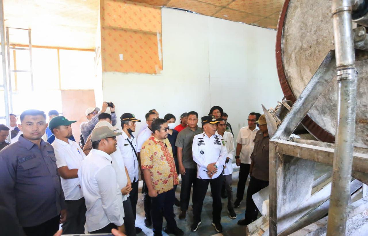 Asmar Tunjukkan Rumah-rumah Miskin Warga Kepulauan Meranti ke Tim Bappenas