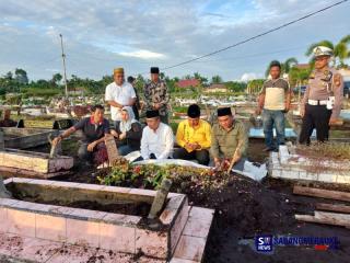 Beralaskan Tikar Goni Plastik, Gubernur Syamsuar Ziarah ke Makam Amyurlis di Selatpanjang: Payah Mencari Orang Macam Ucok Ini!