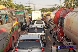 Jalan Lintas Sumatera di Rokan Hilir Macet Belasan Kilometer, Dipicu Truk Rusak di Jalan Rusak