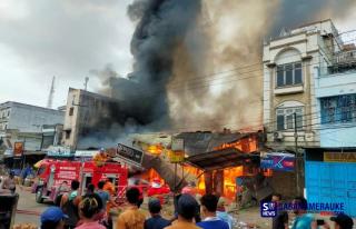 Api Mengamuk Bakar 11 Rumah Toko di Bagan Batu Rohil, Petugas Damkar Kewalahan