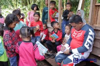 AKBP Andi Yul Dikerumuni Anak-anak Taman Baca Komunitas Adat Terpencil Kepulauan Meranti