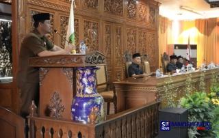 Ketua DPRD Adam Turun Tangan Bacakan Pandangan Umum Fraksi Golkar, Muslim Semprot Sekretaris Camat karena Pakaian di Paripurna LPJ APBD Kuansing 2022