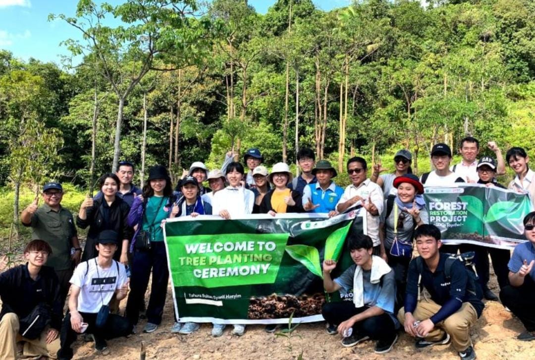 Datang Jauh-jauh, Mahasiswa Jepang Tanam Pohon Langka di Tahura Minas