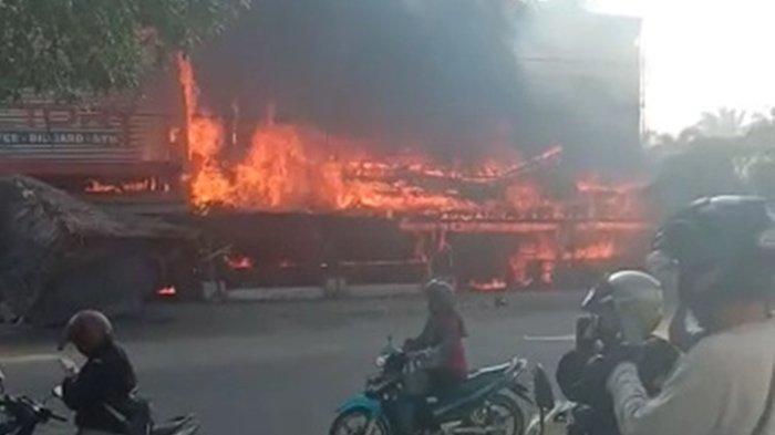 Restoran Kayu Resto di Jalan Hang Tuah Ujung Pekanbaru Habis Dilalap Si Jago Merah