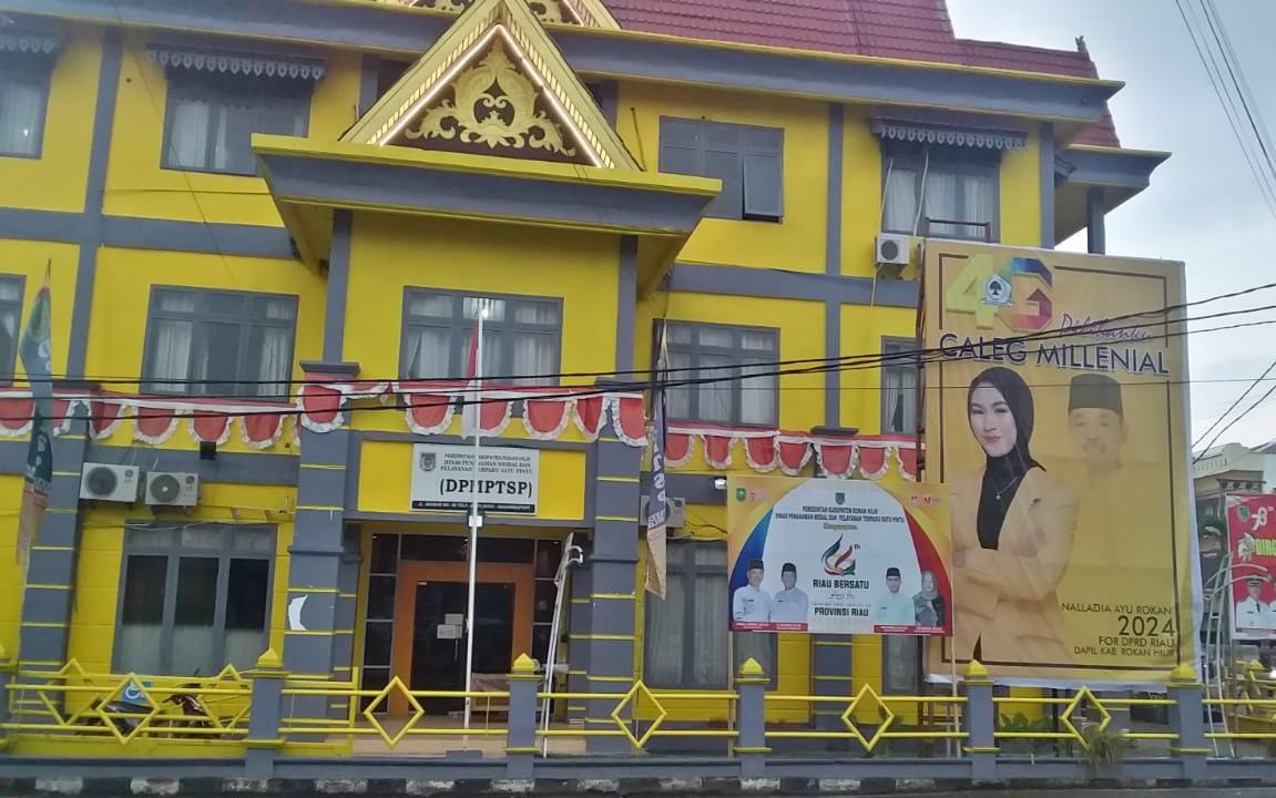 Wow! Baliho Anak Bupati Rokan Hilir yang Jadi Caleg Golkar Mejeng di Kantor Dinas PTSP