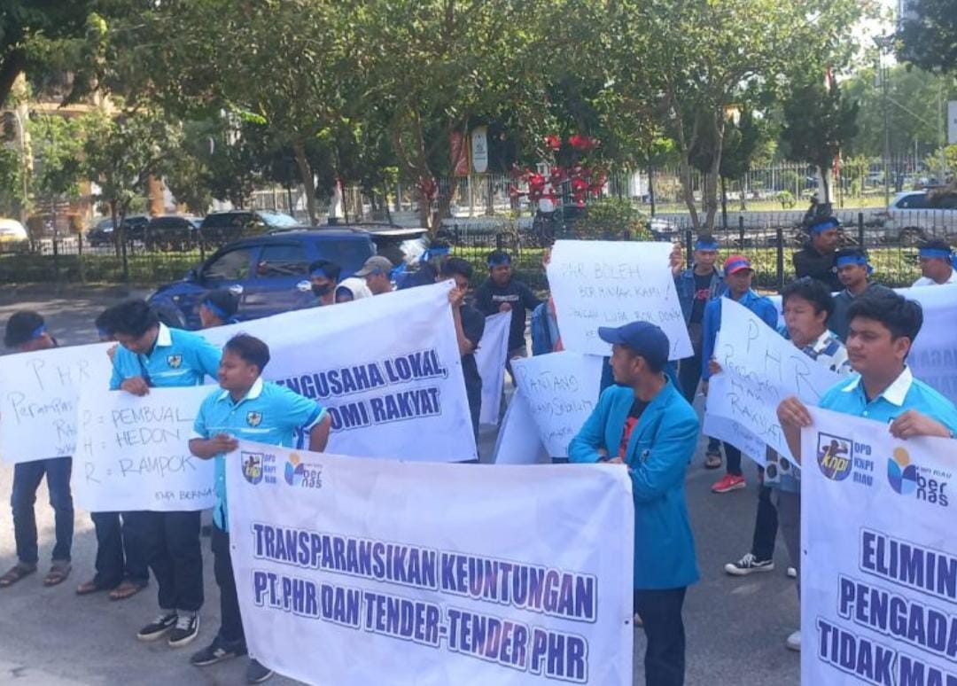 Bawa Pocong ke Kejati Riau, Massa KNPI Unjuk Rasa Dugaan Kejanggalan Proyek dan Desak Copot 2 Petinggi PT Pertamina Hulu Rokan