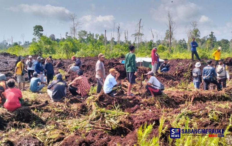 Ratusan Warga Tanjung Kedabu Meranti Satroni Alat Berat PT Sumatera Riang Lestari, Singgung Izin HTI Perusahaan dari Menteri LHK