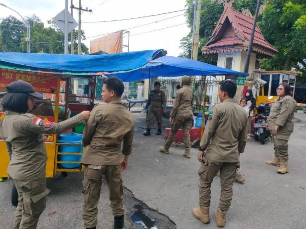 Kerap Sebabkan Kemacetan, Masyarakat Keluhkan Keberadaan PKL di Pekanbaru