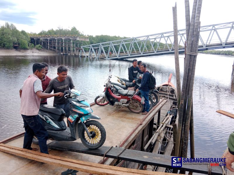 Jembatan Perawang Ambruk, Warga Meranti Terpaksa Bayar Rp 20 Ribu Sekali Menyeberang