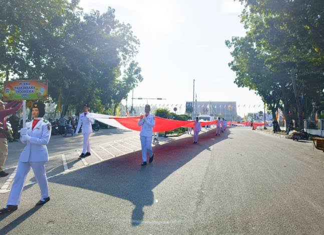 Bendera Merah Putih Sepanjang 78 Meter Terbentang dalam Parade Bhineka Tunggal Ika di Pekanbaru