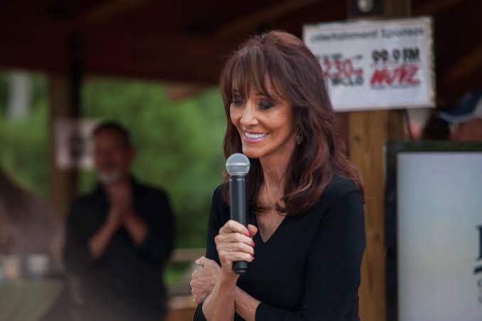 Kisah Unik Diane Hendricks, Anak Petani Jadi Miliarder