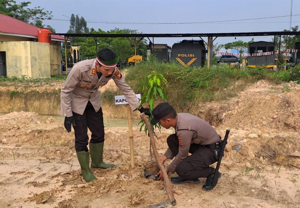 Sambut HUT ke 75 Polwan, Polres Rokan Hilir Tanam 2.300 Bibit Pohon 