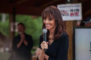 Kisah Unik Diane Hendricks, Anak Petani Jadi Miliarder