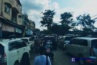 Juru Parkir Panen Rejeki Saat Festival Pacu Jalur, Bahu Jalan Dikorbankan Jadi Lahan Parkir Picu Kemacetan