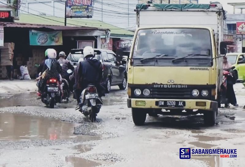 Hancur Jalan Suka Karya Perbatasan Pekanbaru-Kampar, Banyak Warga Jatuh dari Kendaraan