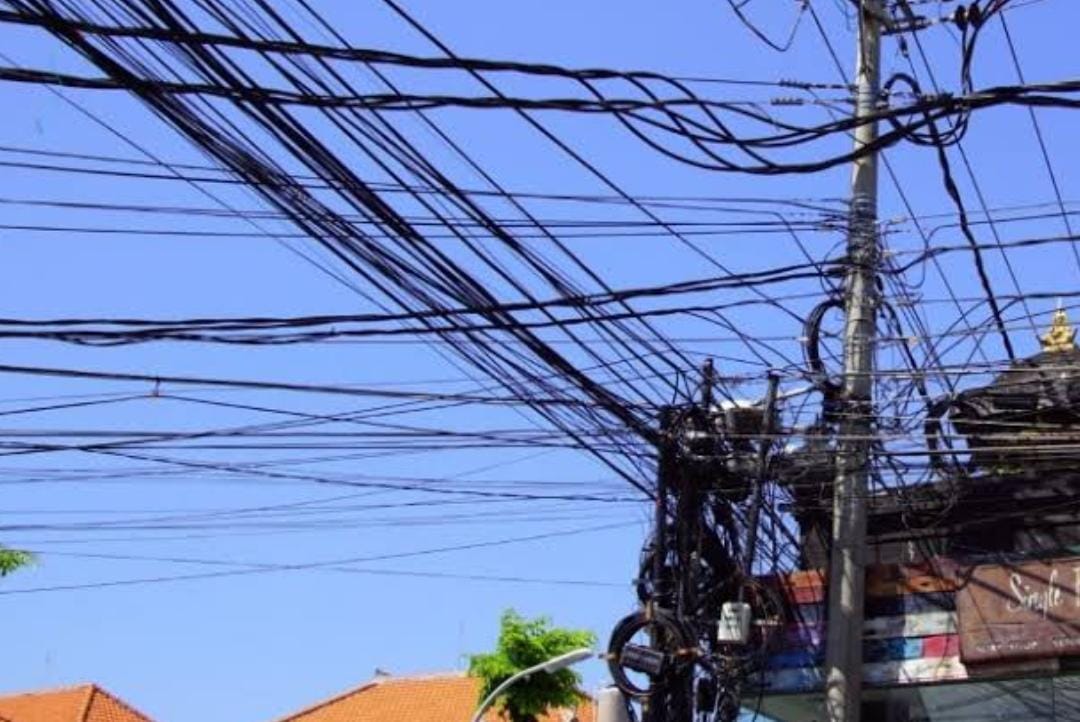 Semrawut Kabel di Kota Pekanbaru Makin Menjadi-jadi, Ketua RW Ini Serukan Tunda Pemasangan Kabel Optik