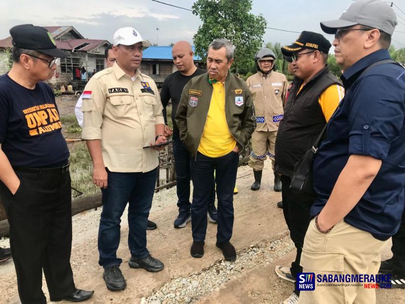 Gubernur Syamsuar Tinjau Jembatan Roboh Selat Akar di Meranti, Janji Dibangun Tahun Depan