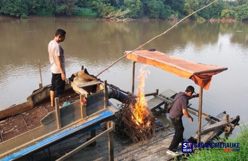 Polisi Bakar Rakit Penambangan Emas Ilegal di Desa Banjar Guntung Kuansing, Rumah Terduga Pelaku Didatangi Petugas