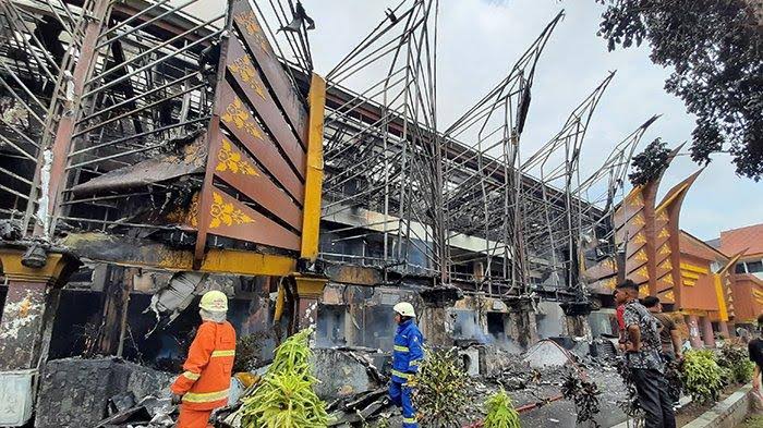 Pembongkaran Gedung MPP Kota Pekanbaru yang Terbakar Makan Waktu 4 Bulan, Kok Lama Ya?