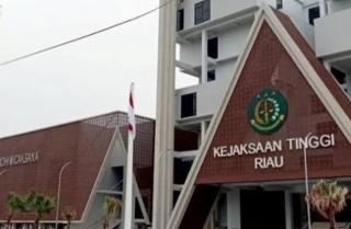 Rugikan Negara Rp 1,8 Miliar, Kejati Riau Tetapkan 2 Tersangka Proyek Jembatan Sungai Enok Inhil, Satu Orang Langsung Ditahan