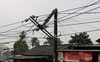 Tiang Listrik Patah di Desa Gogok Darussalam, Sebagian Wilayah Kepulauan Meranti Padam