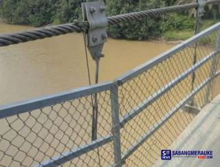 Berbahaya! Besi Kawat Jembatan Gantung Bukit Kauman Kuansing Rusak, Warga Minta Pemda Lakukan Perbaikan 