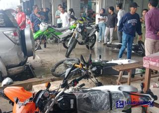 Ban Mobil Toyota Rush Pecah Lalu Hantam Showroom Sepeda Motor di Rokan Hilir, Begini Kondisinya