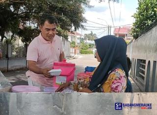 Gerakan Jumat Berkah Pekanbaru Sasar Warga dari Pintu ke Pintu, Arif Frans Darmana: Semangat Berbagi untuk Sesama!