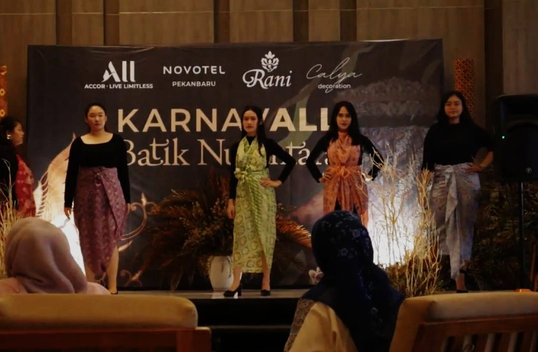 Lestarikan Batik Nusantara, Novotel Hotel Pekanbaru Gelar Karnaval Batik