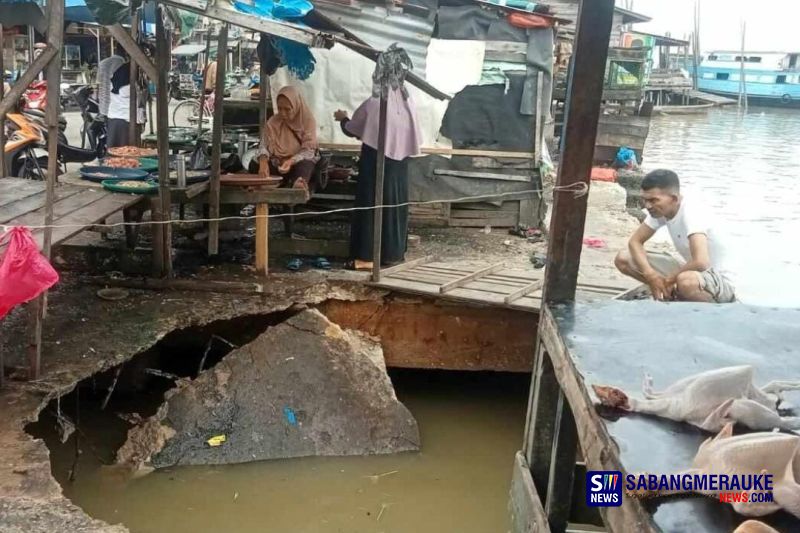 Waduh! Lantai Pelantar Sungai Juling di Selatpanjang Ambruk, Untung Saja Pedagang Tak Sedang Berjualan