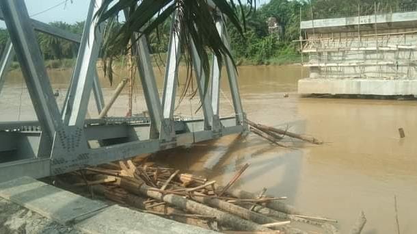 Jembatan SP III Sei Rokan Jaya Roboh Akibat Derasnya Arus Sungai Batang Labuh 