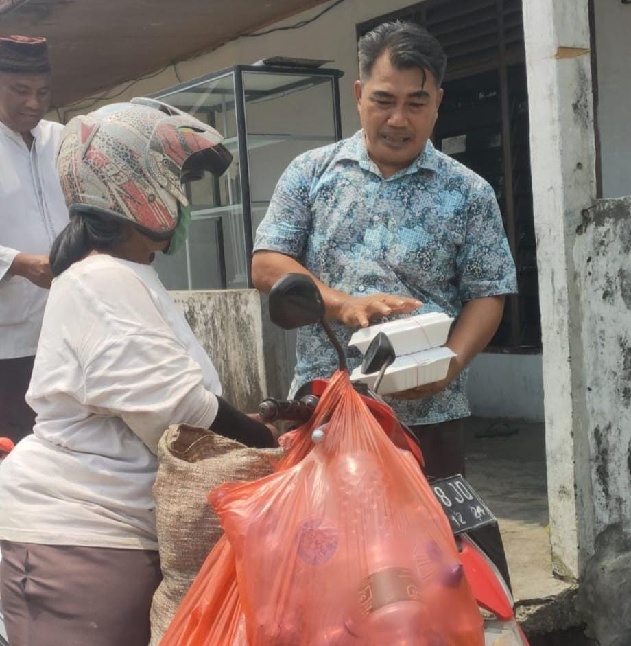 Tim Jumat Berkah Sahabat Arif Frans Darmana Susuri Kelurahan Tangkerang Labuai Bukit Raya, Bagi Bingkisan Makan Siang dan Tampung Curhat Warga