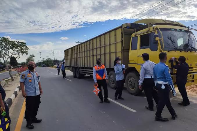 Masih Bebasnya Truk ODOL Melintas di Jalan Kota Pekanbaru, Pemerintah Minta Adanya Penjagaan yang Ketat