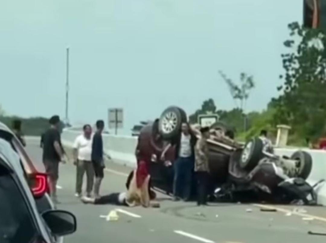 Pajero Sport Pecah Ban Terguling di Tol Pekanbaru-Dumai, Tak Ada Korban Jiwa