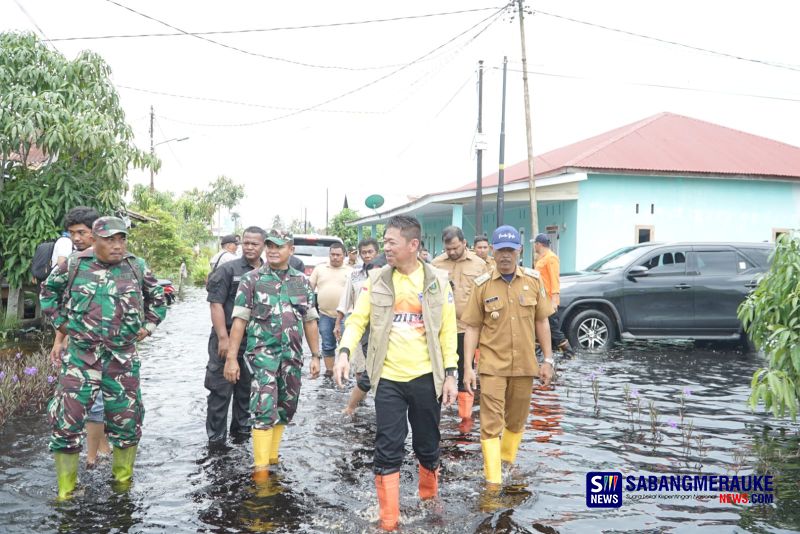Status Siaga Darurat Banjir, Satgas DLH Rohil Lakukan Operasi Pembersihan Drainase di Jalan Kecamatan