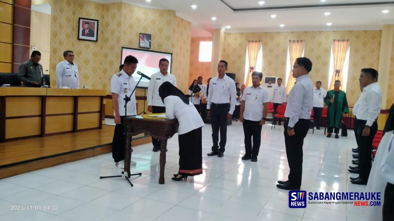 Bupati Afrizal Sintong Serahkan 34 SK Pengangkatan PPPK Tenaga Teknis Formasi 2022