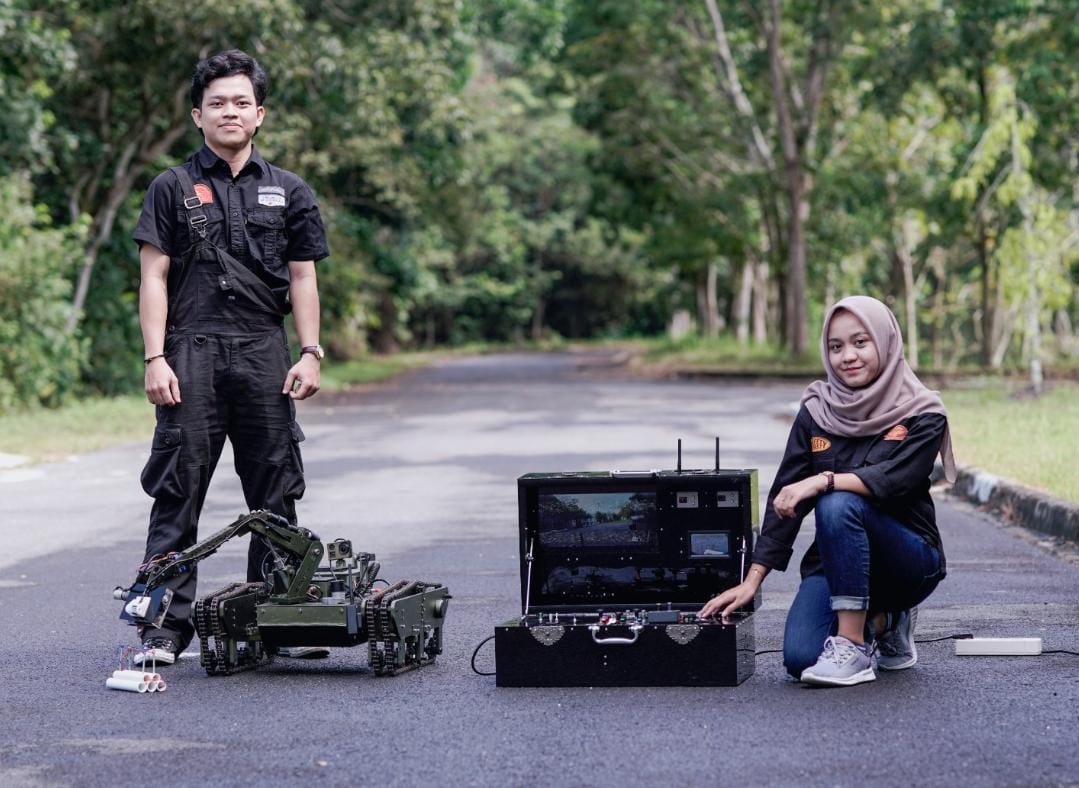 Keren! 2 Mahasiswa Politeknik Caltex Riau Berhasil Rancang Robot Penjinak Bom, Habiskan Biaya Rp 30 Juta