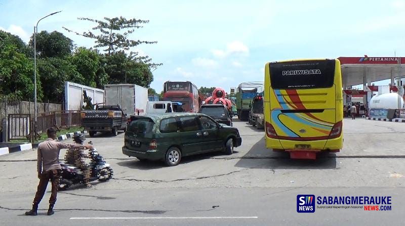 Negeri Minyak Tapi Solar Langka, Antrean Panjang Kendaraan Terjadi di SPBU Pekanbaru