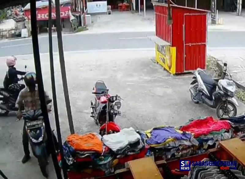Sepasang Kekasih Terekam CCTV Mencuri Motor di Toko Pakaian Pekanbaru 