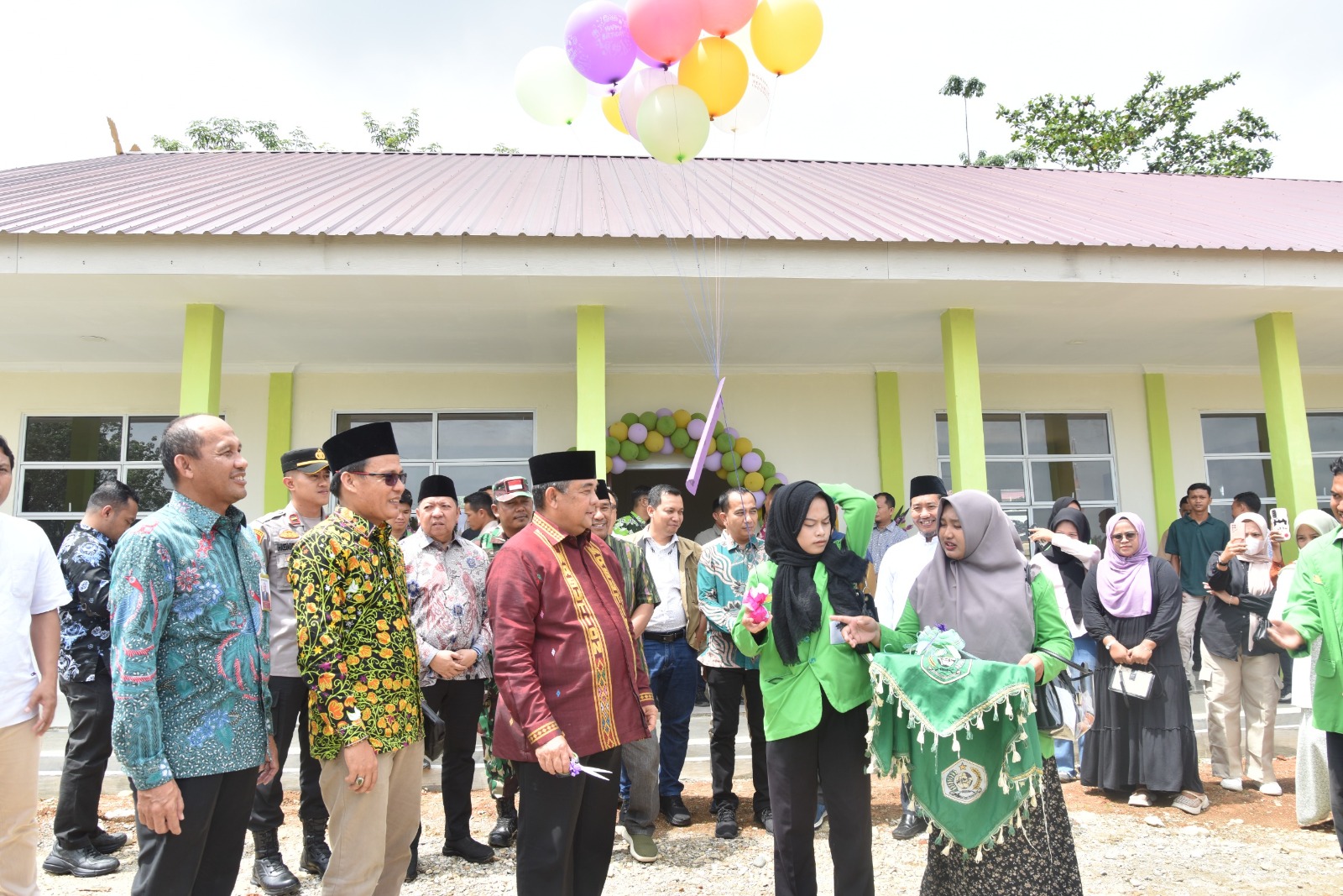 BRK Syariah Serahkan Bangunan Ruang Kelas Baru untuk Kampus UPP dari Program CSR, Diresmikan Plt Gubri Edy Natar