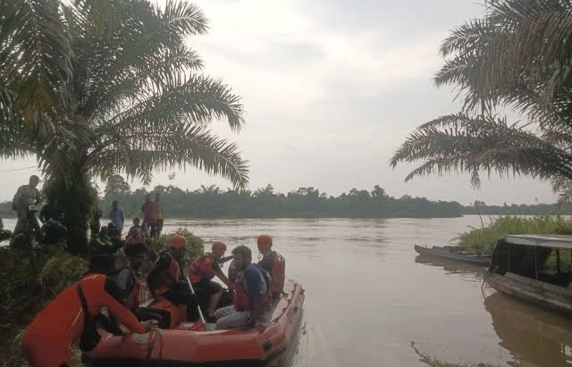 Kakek 60 Tahun Hilang Akibat Perahu Terbalik di Buluh Cina Kampar, Tim SAR Lakukan Pencarian