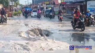 Kerusakan Jalan Suka Karya Sering Makan Korban, Warga Protes Sudah Dua Tahun Lebih Tak Ada Perubahan