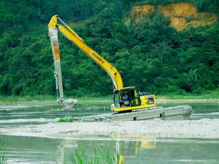 Pemko Pekanbaru Beli Eskavator Amfibi Keruk Sungai Sail Tahun Depan