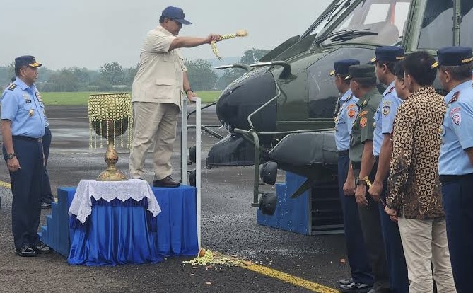 Perkuat Pertahanan Indonesia, Prabowo Serahkan 8 Helikopter ke TNI AU
