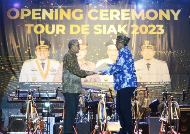 Ketua KONI Riau Serahkan SK Porprov 2026 Kepada Tuan Rumah Kabupaten Siak