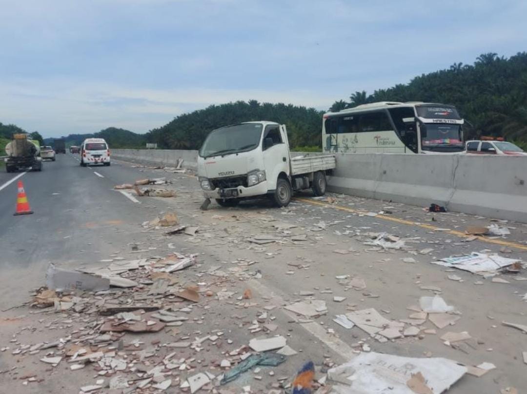 Mobil Pikap Pecah Ban di Tol Pekanbaru-Dumai, Bahan Bangunan Berserakan di Jalan