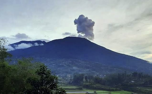 Warga Lereng Gunung Marapi Sumbar Berhamburan, Terkepung Abu Vulkanik hingga Rasakan Getaran Gempa