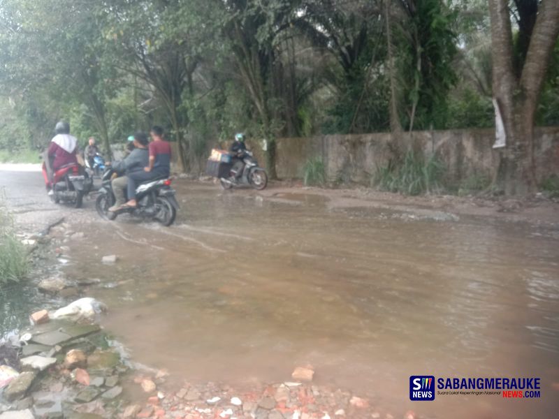 Lapor Pak Muflihun! Lubang Menganga Selebar 5 Meter Terendam Air Hujan di Jalan Bangau Sakti Pekanbaru, Banyak Pengendara Motor Jatuh