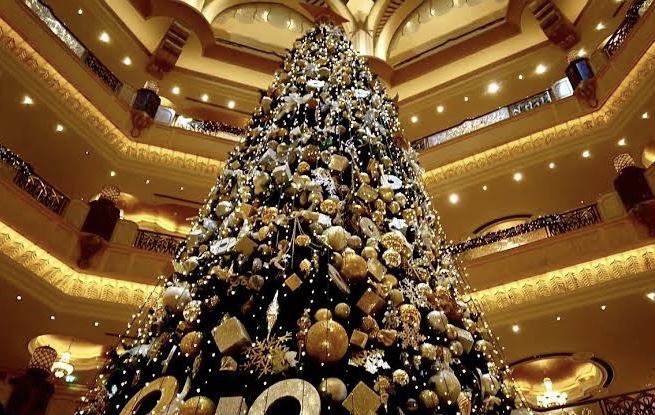 5 Pohon Natal Berlapiskan Emas Termahal di Dunia, Justru Terdapat di Negara Muslim