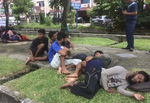 Bikin Resah! Pengungsi Rohingya Tiba di Pekanbaru, Tidur di Pinggir Jalan Protokol hingga Minta Makan ke Warga